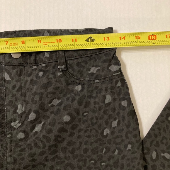 Time And Tru | NWT Women’s Animal Print High Rise Stretch Fitted Jeans - Picture 8 of 10